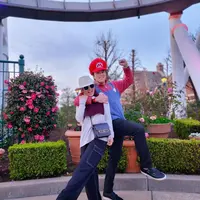 Reino Barack cosplay jadi Mario Bros saat liburan di taman bermain (Sumber: Instagram/princessyahrini)
