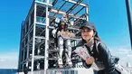 Menyaksikan dari dekat Gundam dengan tinggi 18 meter, tentu menjadi pengalaman yang tidak terlupakan, apalagi bagi orang yang memiliki hobi mengkoleksi Gunpla. Seperti Michell Ziudith yang terlihat jelas dari ekspresi wajahnya ketika bisa menyaksikan robot raksasa ini dari dekat. (Liputan6.com/IG/@michelleziu)