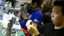 Peserta merakit action figure saat pameran Toys Fair 2015 di Balai Kartini, Jakarta, Minggu (16/8/2015). Pameran ini menampilkan 250 booth, mulai dari komik hingga perlengkapan cosplay. (Liputan6.com/Faizal Fanani)
