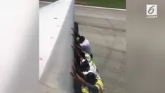 Beredar video sebuah pesawat Garuda Indonesia didorong banyak orang di landasan pacu Bandara Tambolaka.