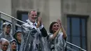 Raja Felipe VI dari Spanyol dan istrinya Ratu Letizia bertepuk tangan saat menghadiri upacara pembukaan Olimpiade Paris 2024, Kamis (26/7/2024). (Loic VENANCE / POOL / AFP)