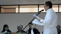 Lebih kurang 2 jam, terdakwa kasus dugaan korupsi proyek Hambalang, Anas Urbaningrum, membacakan nota pembelaan setebal 80 halaman dalam sidang di Pengadilan Tipikor Jakarta, (18/9/2014). (Liputan6.com/Helmi Fithriansyah)