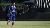 Pemain Persib Bandung Firman Utina saat berlaga pada partai final Piala Presiden 2015 di Stadion Gelora Bung Karno, Jakarta Minggu (18/10/2015). (Bola.com / Nicklas Hanoatubun).