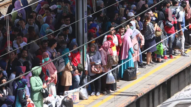 Masyarakat Tetap Gunakan Transportasi Umum