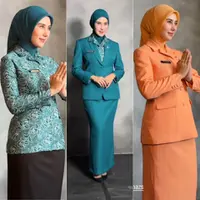 Syahnaz Sadiqah Tampil dengan Seragam PKK. [@putrikurniawati]