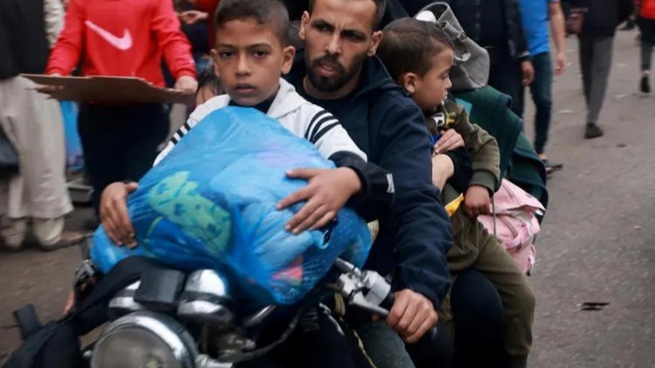 Mereka diminta untuk meninggalkan sementara Khan Younnis ke Rafah supaya tak ada lagi jumlah korban tewas warga sipil yang terkena rudal zionis.<br>