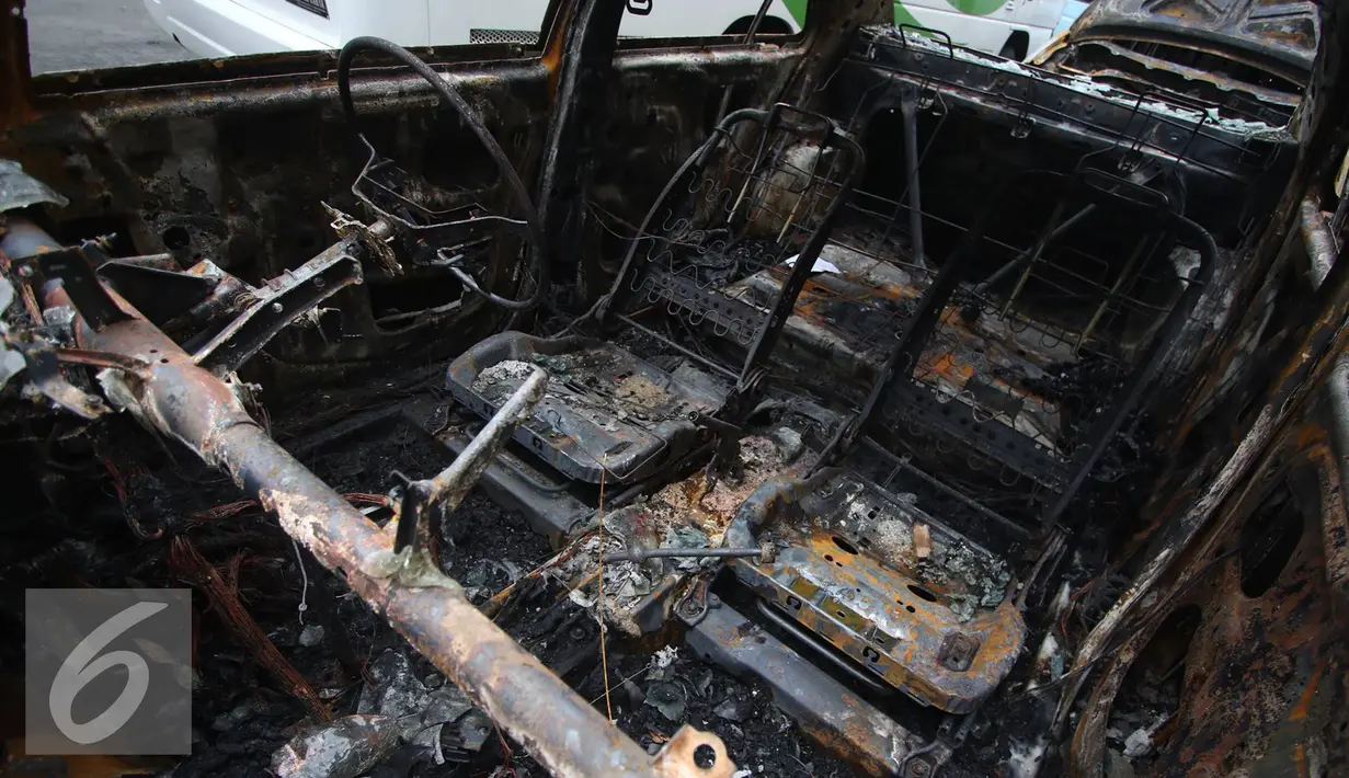 Kondisi dalam mobil yang hangus terbakar di Pecenongan, Jakarta, Sabtu (11/2). Kedua mobil tersebut diduga terbakar akibat dilempari bom molotov oleh orang tak dikenal pada Sabtu (11/2/2017) sekitar pukul 03.20 WIB. (Liputan6.com/Immanuel Antonius)