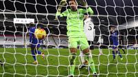 Kiper Fulham, Alphonse Areola tampak kecewa usai gawangnya dibobol gelandang Chelsea, Mason Mount, Minggu (17/01/2021) dini hari WIB. Skor 1-0 untuk kemenangan The Blues. (CLIVE ROSE / POOL / AFP)
