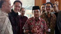 Presiden RI ke-3, B J Habibie menuju ruang konferensi pers gelaran Bekraf Habibie Festival 2017 di Jakarta, Rabu (2/8). Sekitar 100 lebih perusahaan dan komunitas bakal hadir meramaikan festival dengan beragam aktivitas. (Liputan6.com/Johan Tallo)