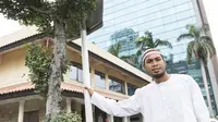 Bek Semen Padang, Saepulloh Maulana memanjatkan doa khusus jelang laga final Piala Jenderal Sudirman melawan Mitra Kukar. (Bola.com/Vitalis Yogi Trisna)