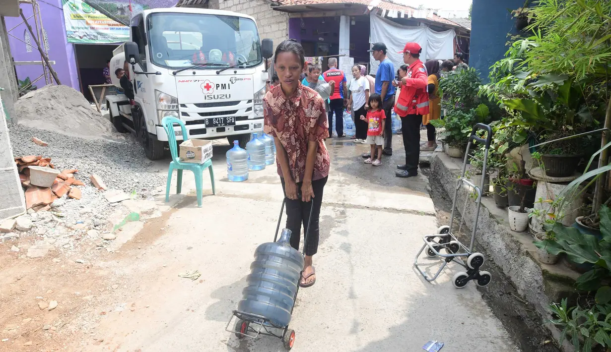 Warga terdampak kekeringan mendapatkan bantuan air bersih yang disalurkan PMI di Rawa Geni, Cipayung, Kota Depok, Rabu, 2 September 2026. (KLY/ Arie Basuki).