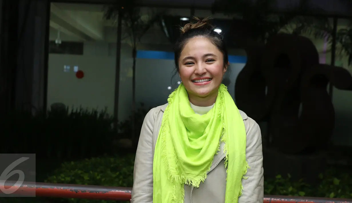 Marshanda tersenyum saat wartawan mengambil gambarnya di Terminal 2 Bandara Soekarno Hatta, Tangerang, Senin (23/1). Marshanda menjelaskan kondisi ayahnya yang saat ini berada di Pesantren Bahrul Maghfiroh, Malang. (Liputan6.com/Herman Zakharia)