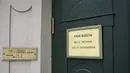 Pintu-pintu Teater Nasional Latvia ditutup dan sebuah tanda digantung mengumumkan penutupan hingga 15 November, di Riga, Latvia, Kamis (21/10/2021). Pemerintah Latvia kembali menerapkan lockdown mulai 21 Oktober sampai 15 November 2021 menyusul kenaikan kasus COVID-19. (Gints Ivuskans / AFP)
