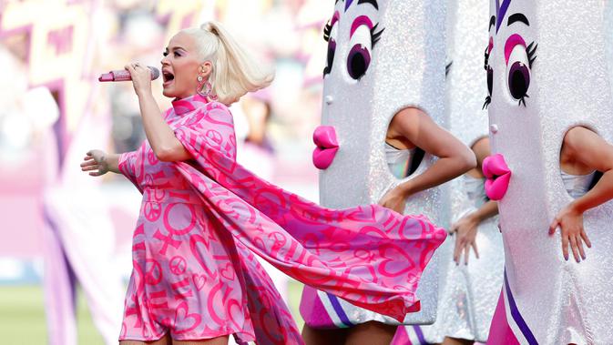 Penyanyi Katy Perry tampil sebelum dimulainya pertandingan kriket Piala Dunia T20 Perempuan ICC 2020 di Melbourne, Minggu (8/3/2020). Tunangan Orlando Bloom tersebut tampil secara langsung (live) di atas panggung untuk pertama kalinya sejak mengumumkan kehamilannya. (AP/Asanka Ratnayake)