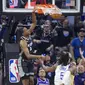 Pemain Sacramento Kings De'Aaron Fox melakukan dunk saat melawan Warriors di play-off NBA 2023 (AP)