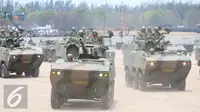 Iring iringan tank TNI saat peringatan HUT TNI ke-70 di Dermaga Indah Kiat, Cilegon, Banten, Senin (5/10/2015). HUT TNI Ke-70 ditandai atraksi tempur tiga matra TNI Angkata Darat, Laut dan Udara. (Liputan6.com/Faisal Fanani)