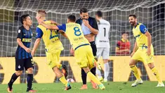 Pemain Chievo merayakan gol yang dicetak Valter Birsa ke gawang Inter Milan pada laga Serie A Italia di Stadion Marcantonio Bentegodi, Verona, Italia, Minggu (21/8/2016) atau dini hari WIB. Chievo menang 2-0 atas Inter Milan. (AFP/Giuseppe Cacace)