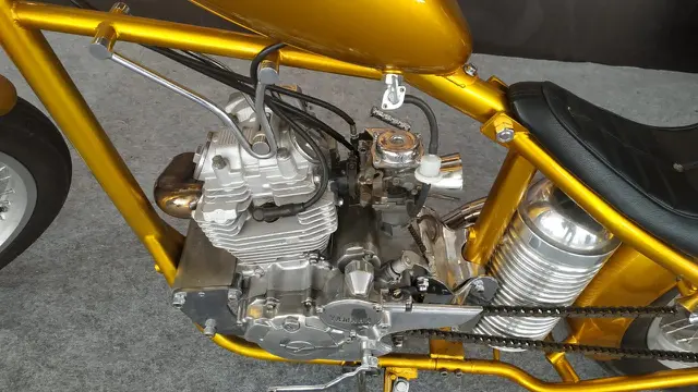 Mencoba replika motor kustom Jokowi di IIMS 2019 (Arief A / Liputan6.com)