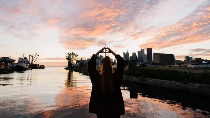 Salahkah Jika Aku Mencintai Mantan Pacar Sahabatku Sendiri?