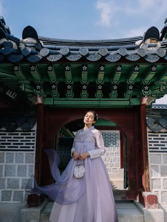 Rambutnya ditata braids dan dipermanis dengan aksesori warna senada. [Foto: IG/inijedar].