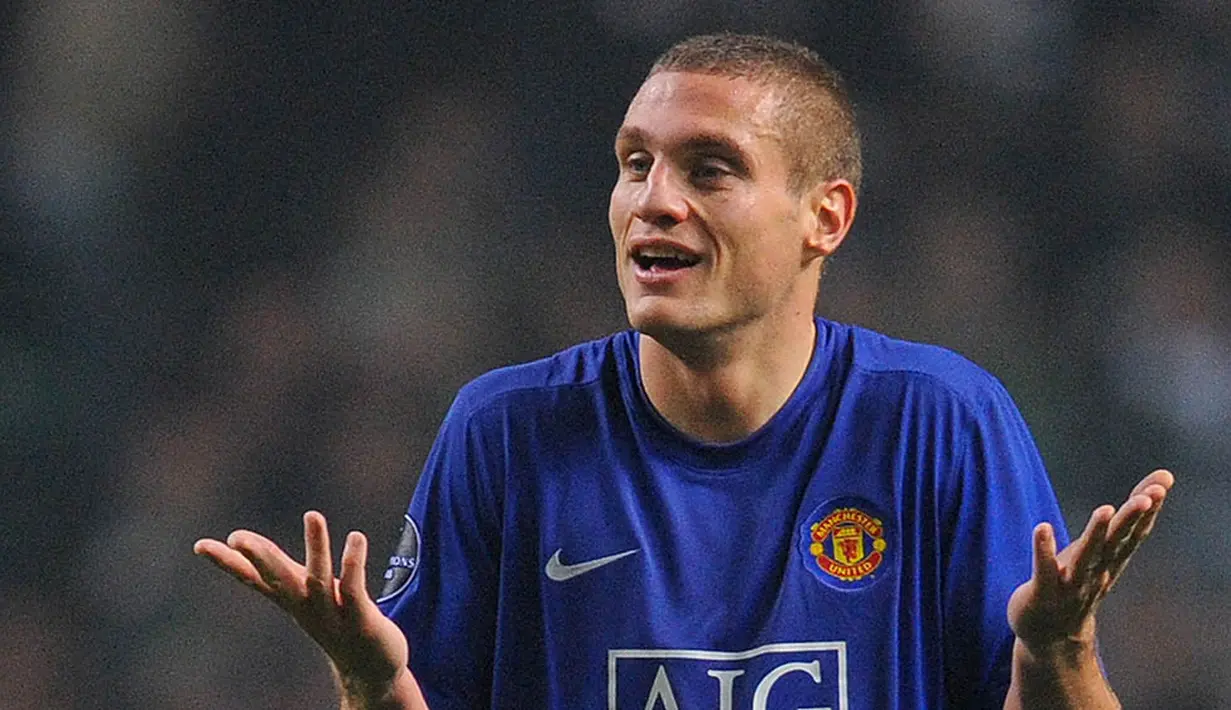 Nemanja Vidic ditransfer MU dari Spartak Moscow dengan harga 7 juta poundsterling. Meskipun debutnya bersama MU berjalan buruk karena kalah 1-4 dari City, namun Vidic dapat bangkit dan menjadi andalan lini belakang Setan Merah. (AFP/Paul Ellis)