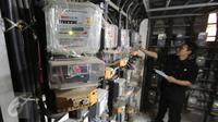Petugas tengah patroli di dalam ruang panel listrik di Rusun Benhil, Jakarta, Kamis (5/11/2015). Pemerintah akan tetap memberikan subsidi listrik kepada pelanggan 450 Volt Ampere (VA). (Liputan6.com/Angga Yuniar)