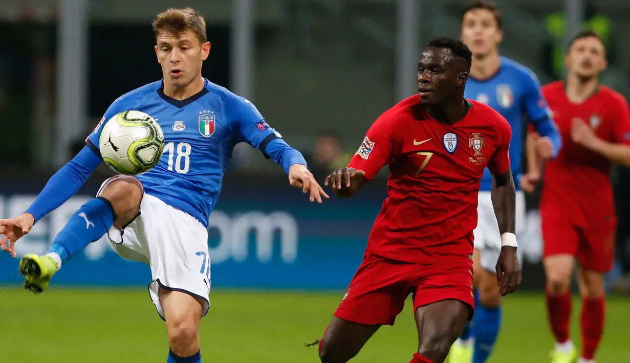 Gelandang Italia, Nicolo Barella berusaha mengontrol bola dari kawalan pemain Portugal, Bruma saat bertanding melawan Italia pertandingan UEFA Nations League di Stadion San Siro di Milan (17/11).  (AP Photo/Antonio Calanni)