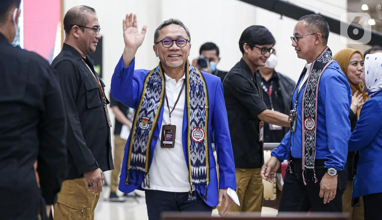 Ketua Umum Partai Amanat Nasional (PAN) Zulkifli Hasan berjalan memasuki ruangan saat akan melakukan Pendaftaran Partai Politik Calon Peserta Pemilu tahun 2024 di Kantor KPU, Jakarta,  Rabu (10/8/2022). KPU menerima berkas dari 4 partai politik yang mendaftar sebagai calon peserta Pemilu 2024 di hari kesepuluh pendaftaran. (Liputan6.com/Faizal Fanani)