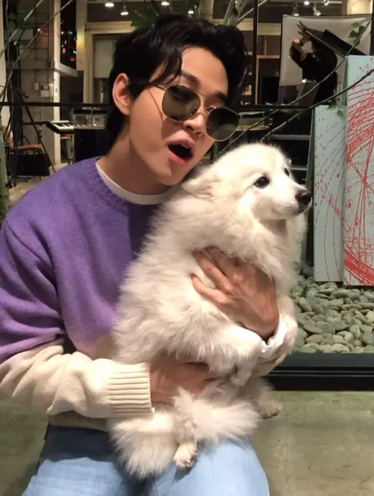 Dari dulu sampai sekarang, pesona baby face Henry Lau susah untuk memudar, ditambah lagi saat pakai kacamata hitam, bikin gemas! (FOTO: instagram.com/henryl89/)