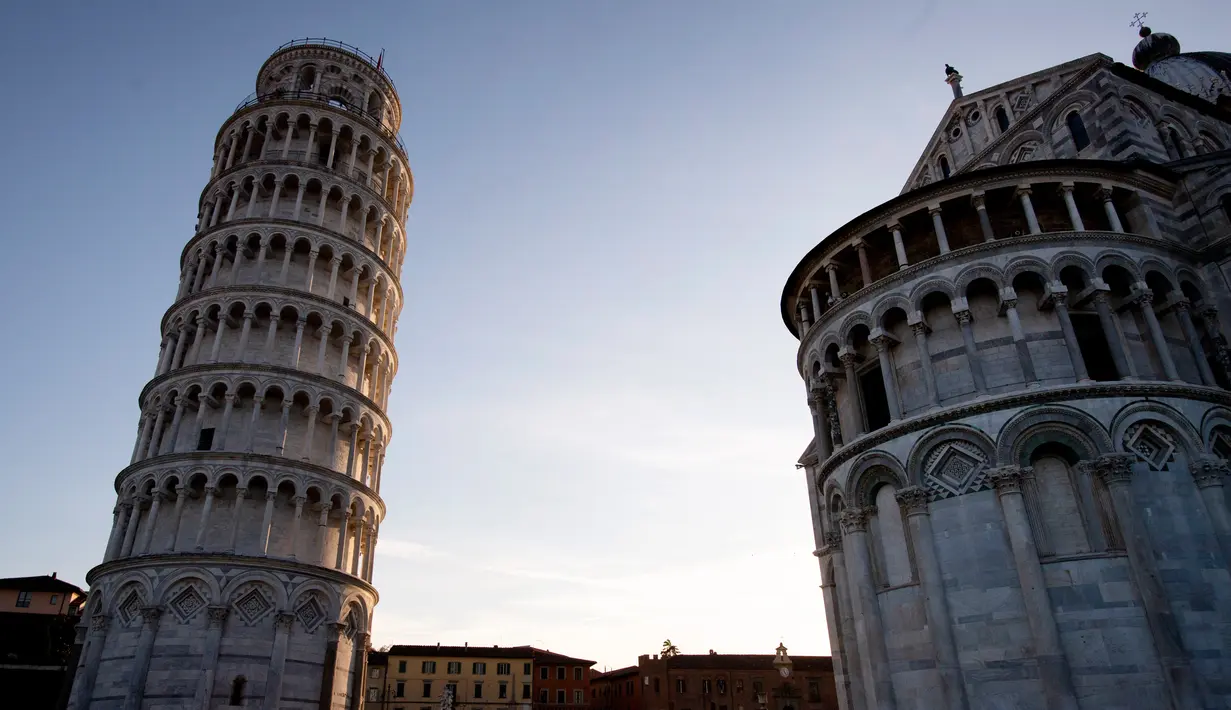 Gambar pada 28 November 2018 menunjukkan Menara Pisa di kota Pisa, Tuscany, Italia. Menara Pisa ditutup untuk umum pada 1990 selama 11 tahun dengan alasan keamanan setelah bangunan itu miring sejauh 4,5 meter dari titik vertikalnya. (Tiziana FABI / AFP)