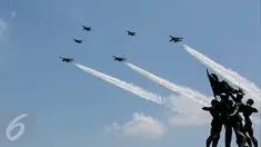 Enam pesawat tempur Sukhoi dan F-16 milik TNI Angkatan Udara memeriahkan Upacara Peringatan HUT RI ke-71 di Jakarta, Rabu (17/8). Mereka membentuk Arrow Head Formation pada ketinggian 800 kaki. (Liputan6.com/Faizal Fanani) 