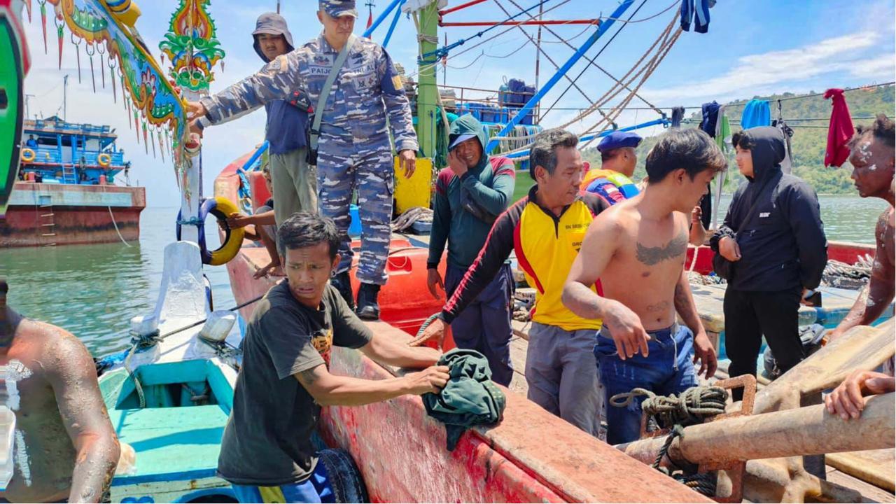 FOTO: Kapal KM Anugrah Indah-18 Terbakar di Laut Sumbawa, TNI AL Evakuasi 25 ABK