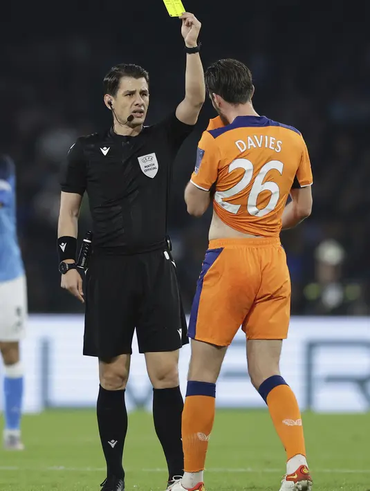 Wasit Halil Umut Meler menunjukkan kartu kuning kepada pemain, Rangers Ben Davies selama pertandingan grup A Liga Champions antara Napoli dan Glasgow Rangers di stadion Diego Armando Maradona di Naples, Italia, Rabu, 26 Oktober 2022. Napoli menang atas Rangers 3-0. (Alessandro Garofalo/LaPresse via AP)