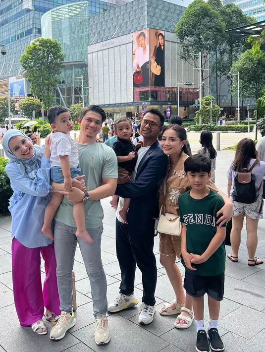 <p>Sebelum ketemu sang ayah, Rayyanza terlebih dulu ketemu dengan Ukkasya anak Zaskia Sungkar dan Irwansyah. "Sejenak Di Orchard 🇸🇬 dan segera menuju ke ..... ????? SuperHectic," tulis raffinagita1717. [Instagram@raffinagita1717]</p>