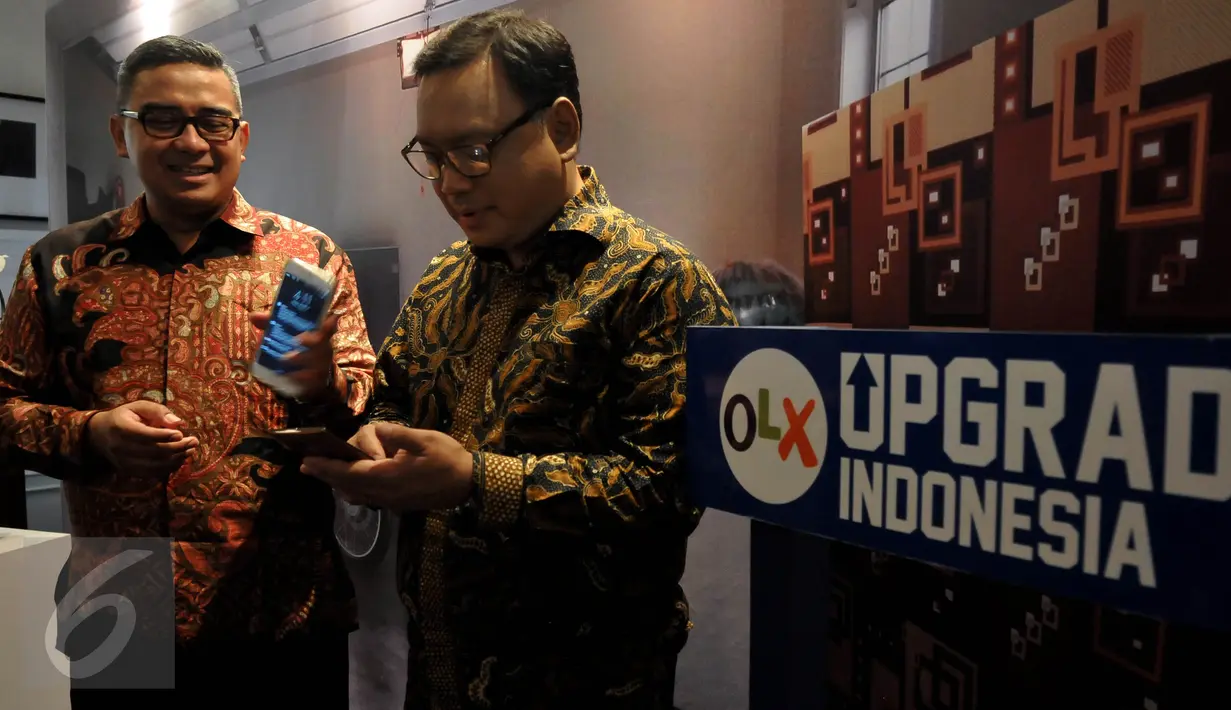 Presenter Tanah Air, Farhan, selaku pengguna aplikasi OLX (kiri) dan CEO OLX Indonesia, Daniel Tumiwa berbincang usai acara Peluncuran OLX Upgrade Indonesia, Jakarta, (14/8/2015). (Liputan6.com/Johan Tallo)