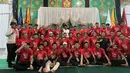 Skuad Malut United berfoto bersama Sultan Tidore, H. Husain Syah dalam acara jamuan buka puasa bersama merayakan keberhasilan Malut United promosi ke Liga 1 2024/2025 usai menempati peringkat ketiga Pegadaian Liga 2 2023/2024 di Istana Kesultanan Tidore, Maluku Utara, Jumat (15/3/2024) malam WIT. (Bola.com/Hery Kurniawan)