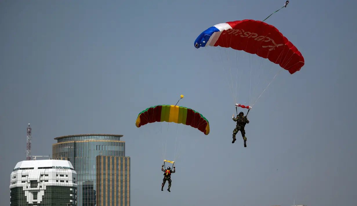 Para penerjun TNI saat gladi resik peringatan HUT ke-78 TNI di Jakarta, 3 Oktober 2023. (BAY ISMOYO/AFP)