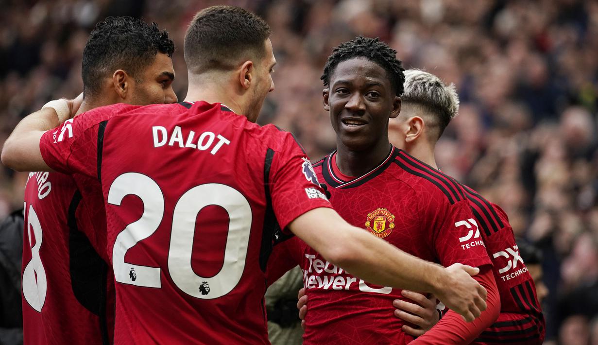 Selebrasi gelandang Manchester United, Kobbie Mainoo (kanan) bersama rekannya, Diogo Dalot (tengah) dan Casemiro usai mencetak gol kedua timnya ke gawang Liverpool pada laga pekan ke-32 Premier League 2023/2024 di Old Trafford Stadium, Manchester, Minggu (7/4/2024). (AP Photo/Dave Thompson)