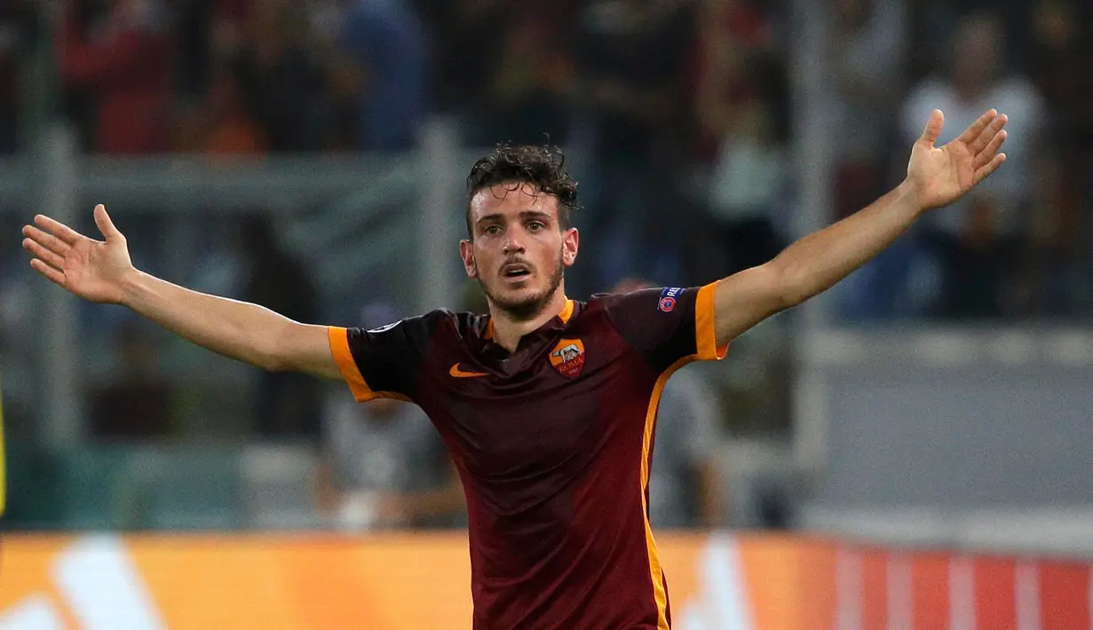 Gelandang AS Roma, Alessandro Florenzi melakukuan selebrasi usai mencetak gol ke gawang Barcelona pada laga penyisihan grup E Liga Champions di Olimpico Stadium (17/9/2015). Barcelona menahan imbang tuan rumah AS Roma dengan skor 1-1. (REUTERS/Max Rossi)