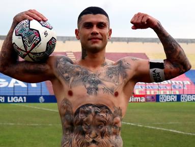 Striker Persikabo 1973, Ciro Alves mencetak hattrick keduanya di BRI Liga 1 2021/2022 saat membenamkan Persiraja 5-0 dalam laga pekan ke-16 di Stadion Sultan Agung, Bantul, Kamis (9/12/2021). Hattrick Ciro menjadi kado terindah jelang HUT Laskar Padjajaran ke-48. (Bola.com/Nandang Permana)