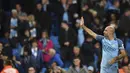 Bek Manchester City, Pablo Zabaleta, menyapa suporter usai pertandingan Liga Inggris melawan West Bromwich Albion di Stadion Etihad, Selasa, (16/05/2017). Zabaleta resmi pamit dari klub Manchester City. (AFP/ Anthony Devlin)