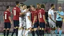 Para pemain Republik Ceska (merah) dan Albania terlibat pertikaian dalam laga uji coba menjelang Euro 2020 di Praha, Republik Ceska, Selasa (8/6/2021). Republik Ceska menang 3-1 atas Albania. (AFP/Michal Cizek)