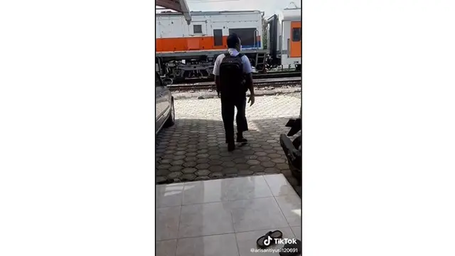 Viral Pria Ini Dijemput Pakai Kereta Api saat Berangkat Kerja, Pas Depan Rumah