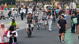 Masyarakat berolahraga tanpa mengenakan masker saat hari bebas kendaraan bermotor di Jalan MH Thamrin, Jakarta, Minggu (25/6/2023). (Liputan6.com/Angga Yuniar)
