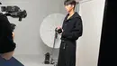 Park Seo Joon tampil memesona dengan outfit serba hitam. Atasan sweater dengan kerah lebar dipadukan dengan celana panjang yang lebar, sama-sama berwarna hitam. Foto: Instagram.