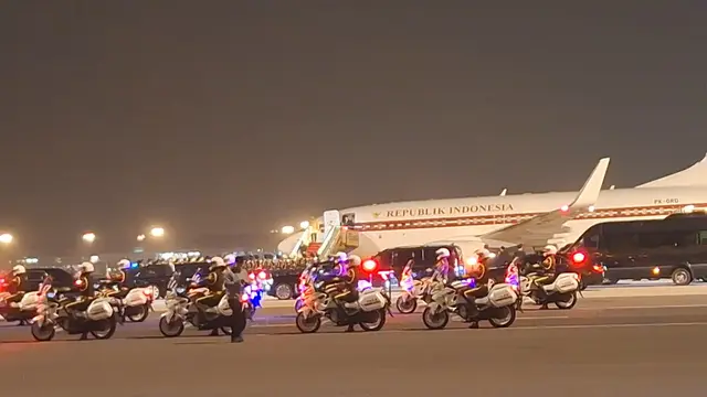 Presiden Prabowo Subianto bersama delegasi terbatas tiba di Beijing, China, dalam rangka melakukan kunjungan kenegaraan, Jumat (8/11/2024). (Liputan6.com/Lizsa Egeham)
