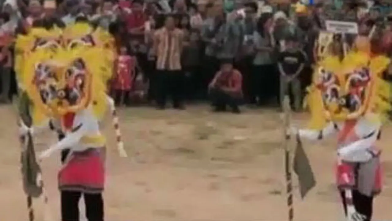 Serunya Karnaval Babukung, Aksi Ribuan Penari Topeng Suku Dayak