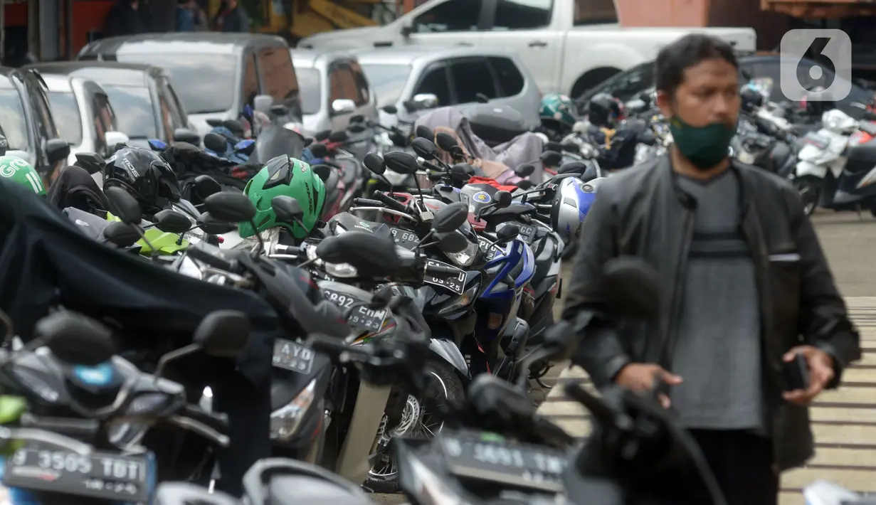 Antrean kendaraan bermotor untuk melakukan uji emisi secara gratis di Bengkel Dinas Lingkungan Hidup DKI Jakarta, Kamis (4/11/2021). Pemprov DKI Jakarta mengumumkan akan menerapkan sanksi tilang bagi kendaraan bermotor yang tidak lulus atau belum melakukan uji emisi. (merdeka.com/Imam Buhori)