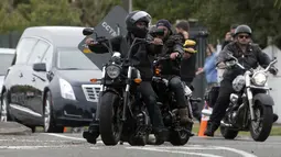 Anggota geng motor memberikan pengawalan mobil jenazah yang membawa jasad Daoud Nabi, salah satu korban serangan kembar masjid di Christchurch, untuk dimakamkan di Memorial Park Cemetery, Selandia Baru, Kamis (21/3). (Marty MELVILLE/AFP)