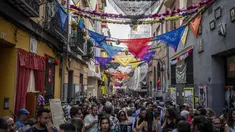 Orang-orang berkumpul selama perayaan San Cayetano, santo pelindung tenaga kerja dan roti, di lingkungan Lavapies di Madrid, Spanyol, Sabtu (6/8/2022). Festival San Cayetano menandai awal dari serangkaian festival populer di Madrid. (AP Photo/Manu Fernandez)